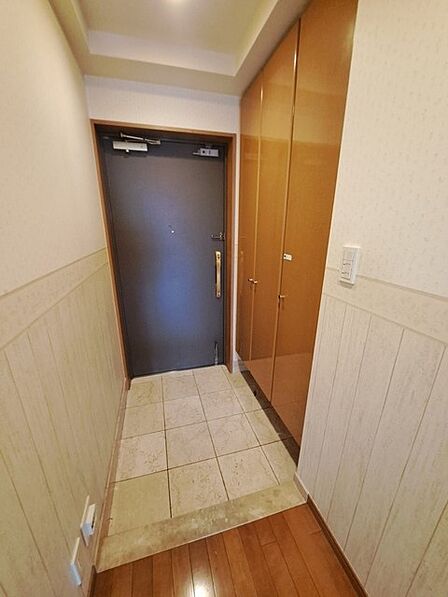玄関は家の第一印象を左右する重要な場所。ほどよい広さとスタイリッシュな色遣いが印象的です。