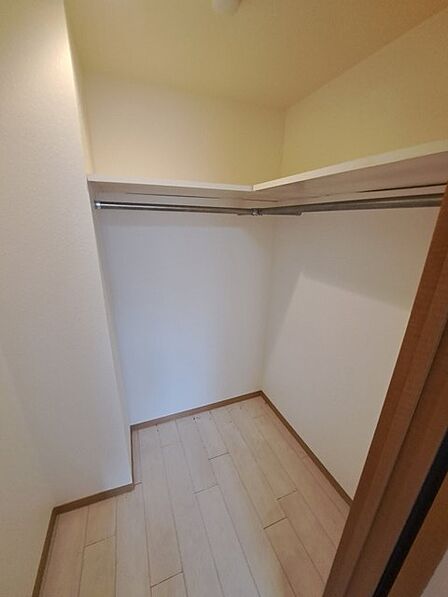 沢山のお洋服などを収納できそうなウォークインクローゼット。