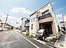 外観：周辺の街並みの中で適度な主張、スタイリッシュなデザインの外観が魅力の一戸建 