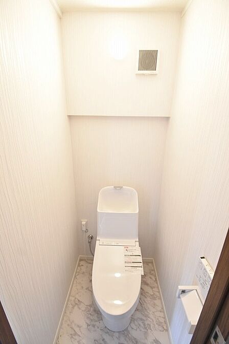 トイレにはウォシュレット機能を標準装備。
