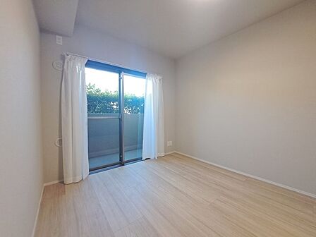 スタイリッシュなデザインと快適な居住性を兼ね備えた洋室。広々とした空間は、自分らしいインテリアを楽しむことができるほか、リラックスした時間を過ごすことができそうです。