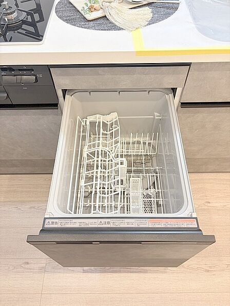 毎日の家事をサポートしてくれる食洗器も標準に装備。ちょっと嬉しい設備です 