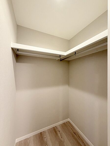 沢山の洋服も収納できそうなウォークインクローゼット。荷物の多い方には嬉しい設計。 