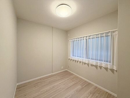 洋室はモダンなデザインと機能性を備え、快適な生活空間に。明るい窓から差し込む自然光が広々とした空間をさらに明るく開放的に感じさせます。  