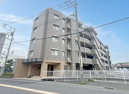周辺の街並みの中で適度な主張、生活に溶け込むシンプルなデザインの外観が魅力のマンションです。 