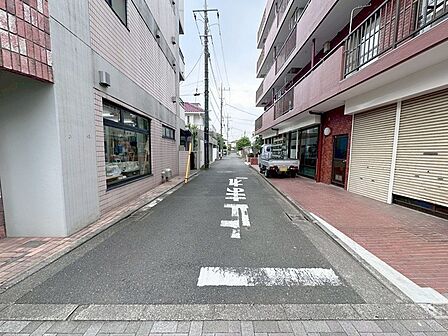 周辺は住宅が建ち並ぶ閑静な住宅街です。