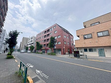 重厚なレンガ調のタイルが洗練された印象を与え、街並みに落ち着いた表情を添えています。