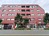 外観：重厚なレンガ調のタイルが洗練された印象を与え、街並みに落ち着いた表情を添えています。 