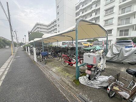 日々の生活に寄り添う穏やかな風景です。機能的にまとめられた共有エリアが住まいを支えます。
