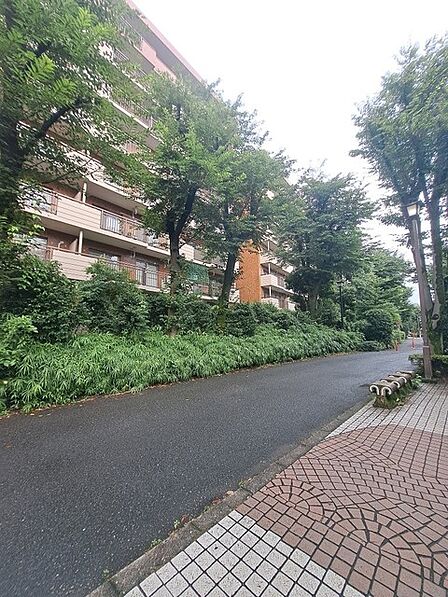 実際に室内をご見学頂くと生活のイメージが広がります。家具を置いたイメージや窓からの景色など、現地で体感ください。