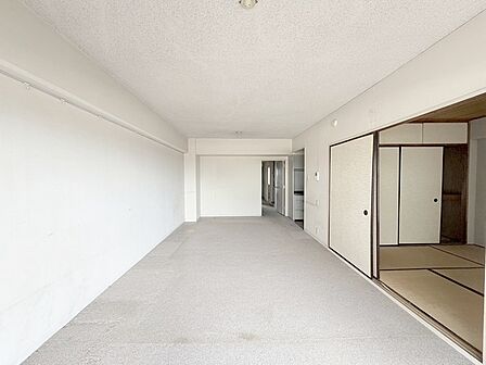 家族の集まるリビングは気持ちの良い自然光が差し込む団欒空間。室内のご見学予約も随時、受付中ですのでお気軽にお問合せください。 