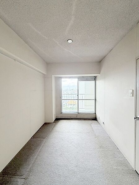 洋室はモダンなデザインと機能性を備え、快適な生活空間に。明るい窓から差し込む自然光が広々とした空間をさらに明るく開放的に感じさせます。