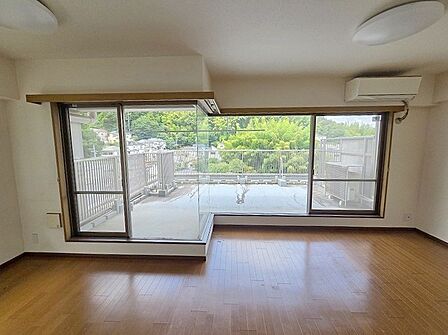 家族みんなが集まるリビング。広さを重視した家族全員が集まれるリビングは、住む上で大事な空間になります。 