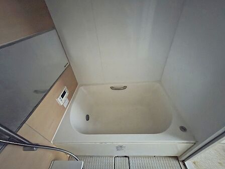 一日の疲れを癒してくれるゆったりとしたバスルームです。 