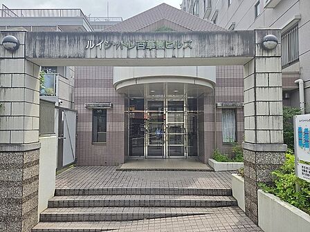 重厚感のある佇まいが住まう方を優しく迎え入れる落ち着いた雰囲気の集合住宅です。 