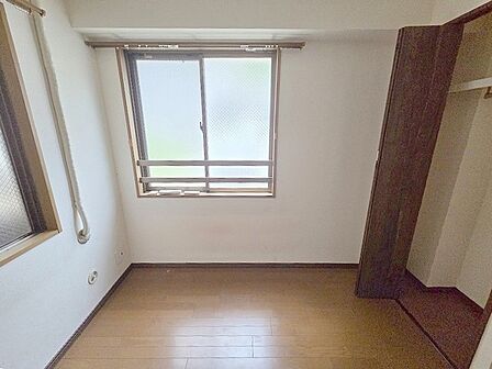 スマートなデザインと賢い収納が生活を快適にします。広々とした雰囲気を演出する工夫が施され、生活空間の魅力を引き出します。  