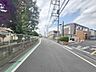 外観：木々の緑と調和する穏やかな住環境。歩き慣れた道が日常の風景として心に優しく馴染みます。 