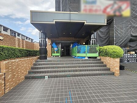 風格あるエントランスが日々の帰宅を穏やかな気持ちへと誘います。