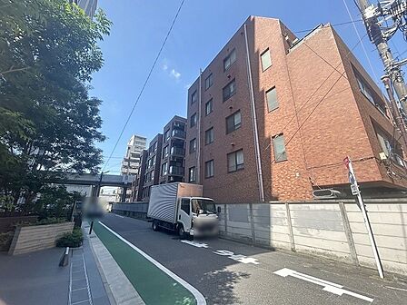 周辺の街並みの中で適度な主張、生活に溶け込むシンプルなデザインの外観が魅力の建物です。