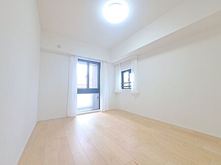 洋室はモダンなデザインと機能性を備え、快適な生活空間に。明るい窓から差し込む自然光が広々とした空間をさらに明るく開放的に感じさせます。