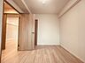 洋室：スタイリッシュなデザインと快適な居住性を兼ね備えた洋室。広々とした空間は、自分らしいインテリアを楽しむことができるほか、リラックスした時間を過ごすことができそうです。 