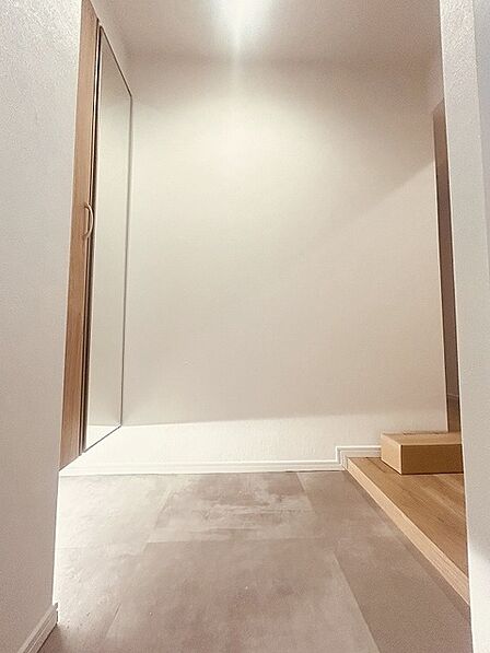 玄関は家の第一印象を左右する重要な場所。ほどよい広さとスタイリッシュな色遣いが印象的です。