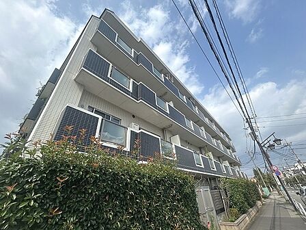 周辺の街並みの中で適度な主張、生活に溶け込むシンプルなデザインの外観が魅力のマンションです。