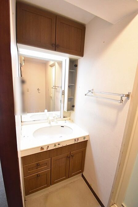 使いやすいタイプの洗面化粧台のあるランドリースペース 