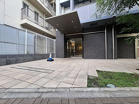 都市の日常に静かに寄り添う、端正な佇まい。素材の質感を活かしたデザインが洗練された空気を醸し出し、帰宅するたびに心地よい落ち着きを感じさせてくれる、住まいの顔となるエントランスです
