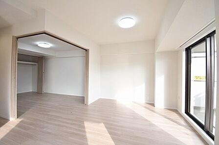家族みんなが集まるリビング。広さを重視した家族全員が集まれるリビングは、住む上で大事な空間になります。