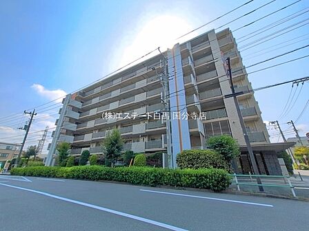 周辺の街並みの中で適度な主張、生活に溶け込むシンプルなデザインの外観が魅力の建物です。
