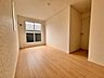 洋室：実際に室内をご見学頂くと生活のイメージが広がります。家具を置いたイメージや窓からの景色など、現地で体感ください。 