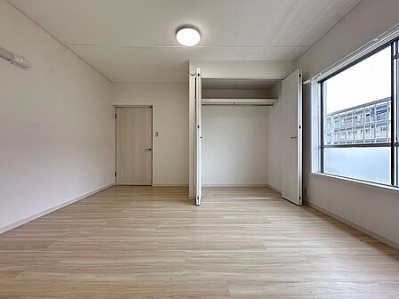 スタイリッシュなデザインと快適な居住性を兼ね備えた洋室。広々とした空間は、自分らしいインテリアを楽しむことができるほか、リラックスした時間を過ごすことができそうです。