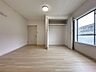 洋室：スタイリッシュなデザインと快適な居住性を兼ね備えた洋室。広々とした空間は、自分らしいインテリアを楽しむことができるほか、リラックスした時間を過ごすことができそうです。 