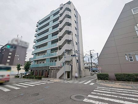 周辺の街並みの中で適度な主張、生活に溶け込むシンプルなデザインの外観が魅力のマンションです。