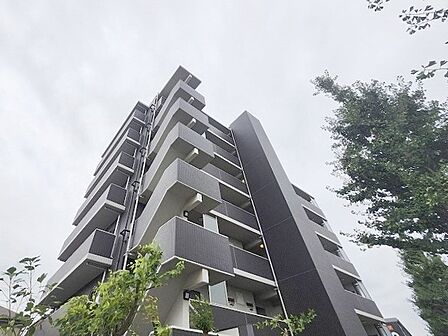 周囲の緑と調和するモダンなデザインが、住まう方の誇りとなる上質な風景をつくります。