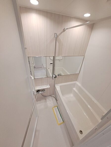一日の疲れを癒してくれるゆったりとしたバスルームです。 