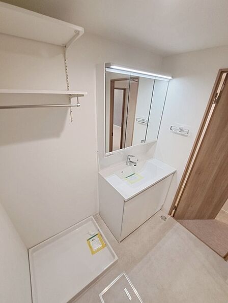 三面鏡に洗面台。 コンセントに照明機能、多機能性を備えた設備です。  