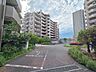 外観：ゆとりある敷地に緑が調和した落ち着いた佇まいです。