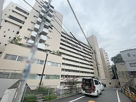 利便性と快適性を両立した立地。ショッピングやレストラン、公共交通機関へのアクセスが良好でありながら、周囲の緑豊かな自然環境も満喫できます。