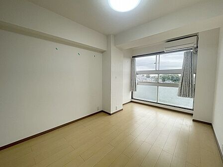 洋室はモダンなデザインと機能性を備え、快適な生活空間に。明るい窓から差し込む自然光が広々とした空間をさらに明るく開放的に感じさせます。