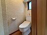 トイレ：ちょっとした収納を設置する事も可能なトイレスペースです。 