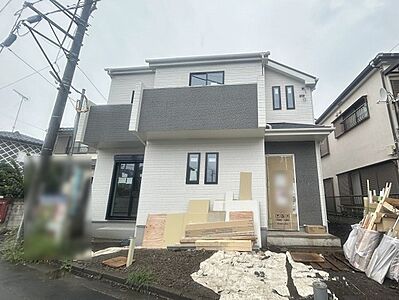 外観：周辺の街並みの中で適度な主張、生活に溶け込むシンプルなデザインの外観が魅力の一戸建です。 