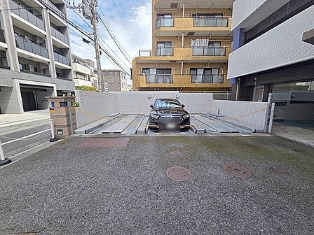 すっきりと整えられた空間が心地よい、毎日の出発と帰宅をスムーズにサポートする駐車スペースです。
