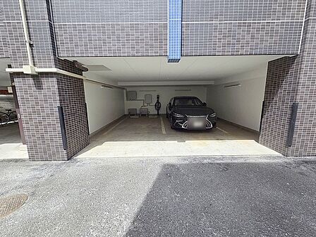 落ち着いたタイル貼りの柱が印象的な、大切なお愛車をしっかりと守るゆとりのある駐車スペースです。