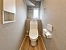 トイレ：トイレにはウォシュレット機能を標準装備。  本画像は入居者様の家具をCGで消した画像であり、現況と異なる可能性がございます。 