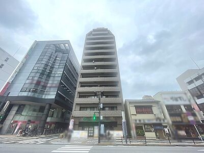 外観：利便性と快適性を両立した立地。ショッピングやレストラン、公共交通機関へのアクセスが良好です。   
