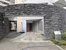 外観：自然石の風合いが調和する落ち着いた佇まいで、住まう人を心地よく迎え入れます 