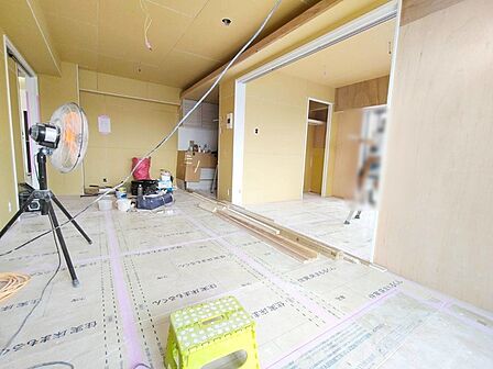 家族が食事するダイニングスペースをキッチンから見渡せる設計に。お料理をしながら家族とのコミュニケーションが増えそうな予感。 