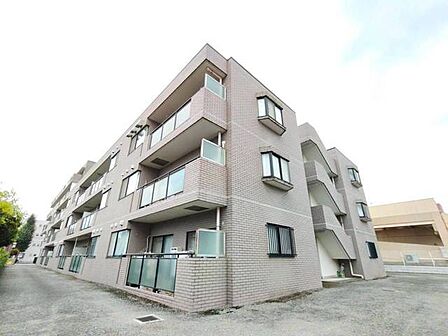 周辺の街並みの中で適度な主張、生活に溶け込むシンプルなデザインの外観が魅力の建物です。 